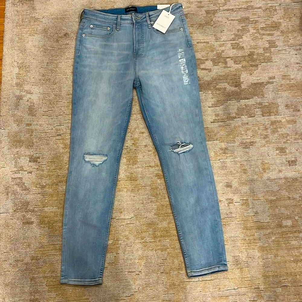 NWT Free Assembly High Rise Skinny Jean Lt Wash size 10 w/ripped knees